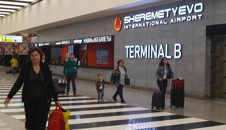 استئناف حركة العمل بمطار شيريميتيفو بعد حادثة احتراق الطائرة ومقتل 41 شخص.. بالفيديو