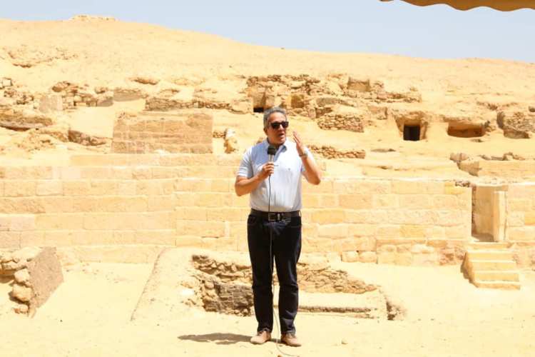بالصور.. وزير الاثار يعلن عن اكتشاف جزء من جبانة أثرية بمنطقة الاهرامات تعود لعصر الدولة القديمة