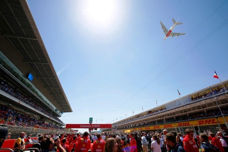طائرة الإمارات A380 تحلق فوق مضمار سباق الجائزة الكبرى الإسباني فورمولا 1