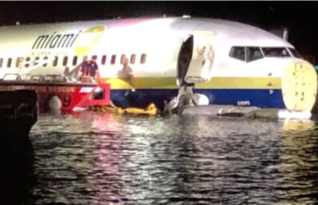 إصابة 21 شخص جراء انزلاق طائرة طائرة بوينج 737 الى نهر بفلوريدا