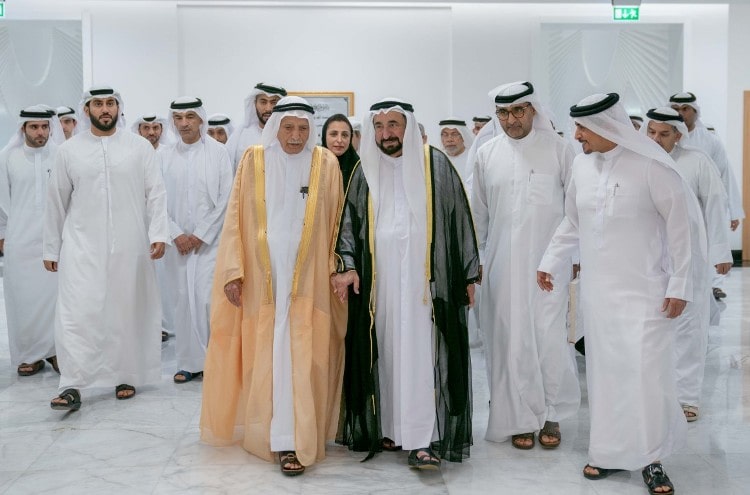 حاكم الشارقة يتفقد معرض الكتاب الإماراتي الاول خلال افتتاحه