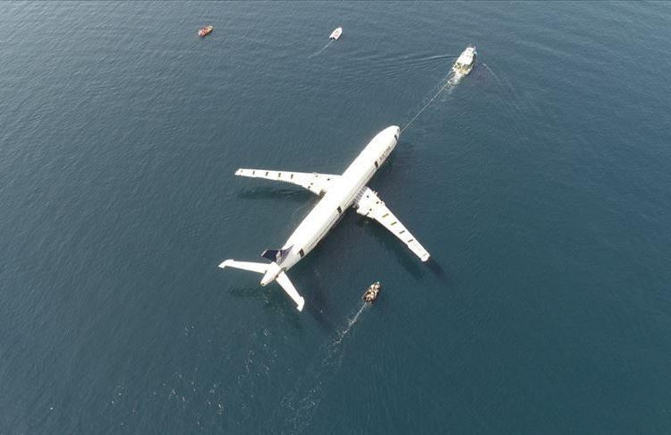 تركيا تغرق طائرة عملاقة بمياه البحر لأنشاء أكبر منتزه للغوص في العالم