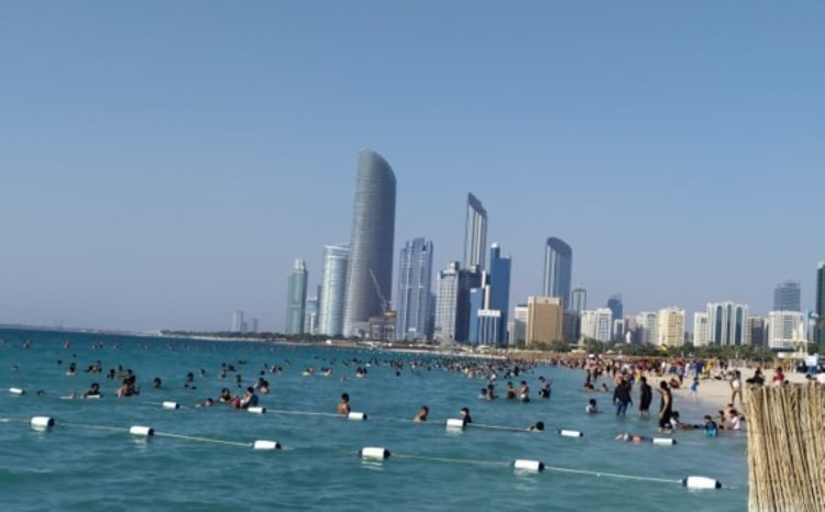 شواطئ أبوظبي استقبلت أكثر من 224 ألف زائر في عيد الفطر