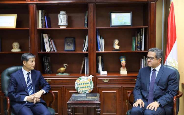 وزير الاثار يبحث مع سفير الصين بالقاهرة تعزيز سبل التعاون