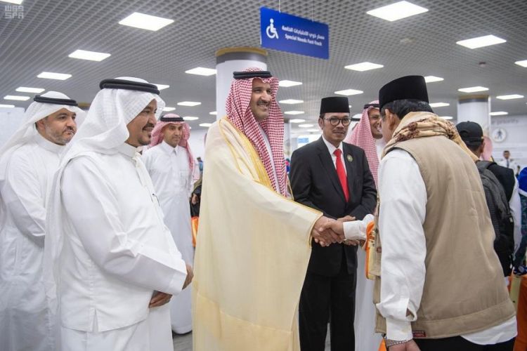 أمير المدينة المنورة يتفقد مجمع صالات الحج بمطار الأمير محمد بن عبدالعزيز الدولي