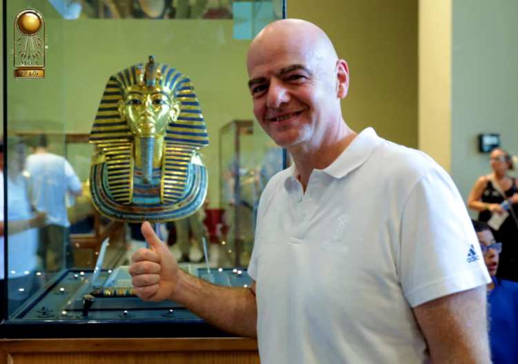 بالصور .. رئيس الفيفا في جولة داخل المتحف المصري بالتحرير
