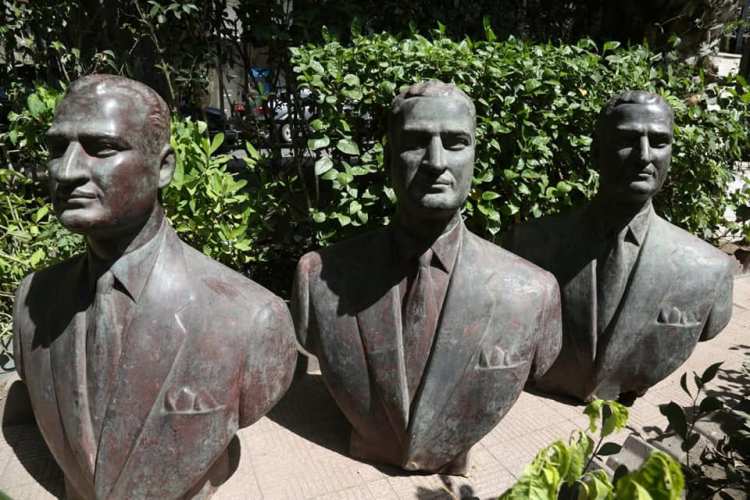 وزارة الثقافة تتسلم ٣ نسخ من تمثال برونزى نصفي للرئيس عبد الناصر من قطاع الاعمال