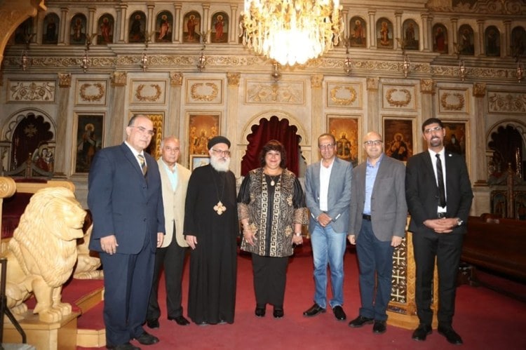 وزيرة الثقافة والاب ابرام ونائب محافظ الاسكندرية يفتتحون معرض الكتاب الثالث بالكنيسة المرقسية