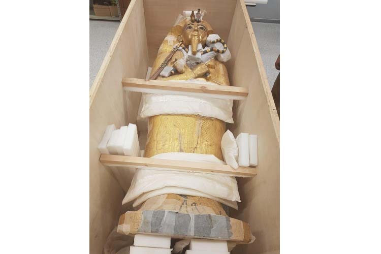 وزارة الاثار تبدأ أعمال ترميم التابوت الذهبي للملك توت عنخ آمون بعد نقله من المقبرة الي المتحف المصري الكبير
