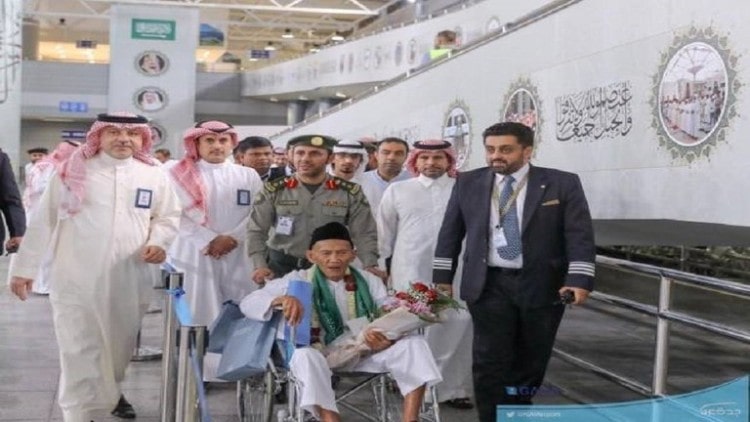 مطار الملك عبدالعزيز يستقبل معمرا إندونيسيا عمره 130 عاما لأداء الحج