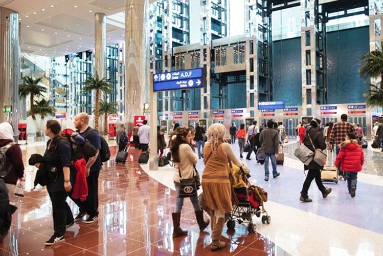  مطار دبي يسجل 76.000 مسافر في يوم