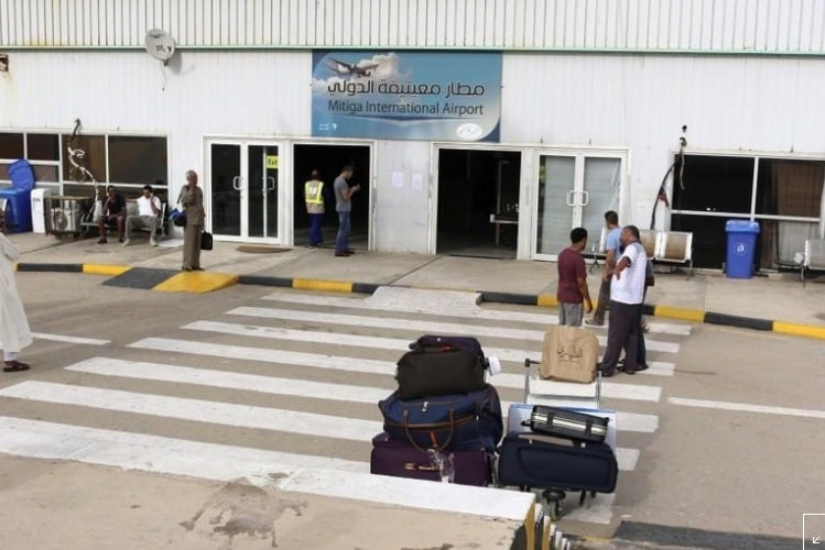 مطار معيتيقة الليبي يستأنف عمله بعد إغلاقه عقب تعرضه لقذائف