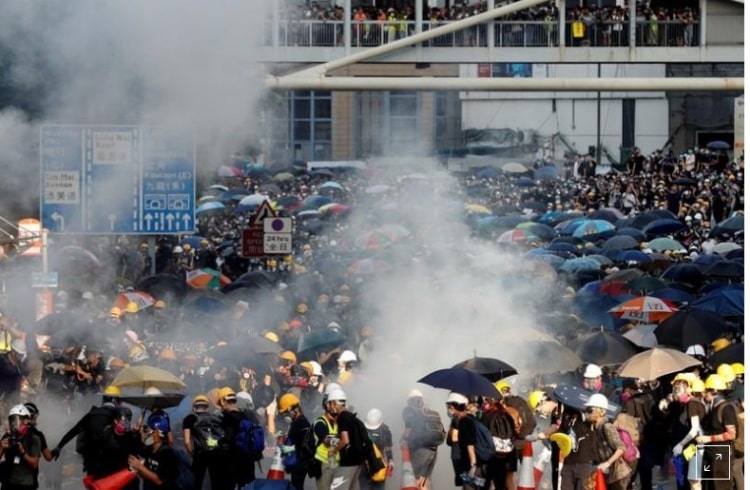 أمريكا ترفع مستوى التحذير بشأن السفر إلى هونج كونج بسبب الاضطرابات الاهلية