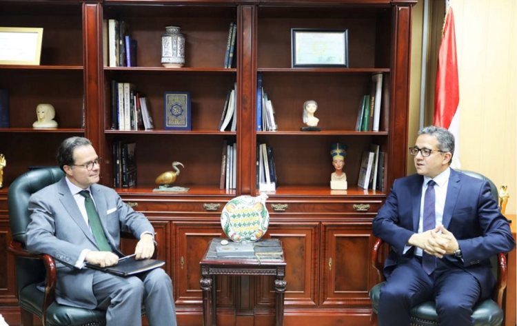 وزير الاثار يبحث مع سفير فرنسا سبل تعزيز التعاون مع مصر