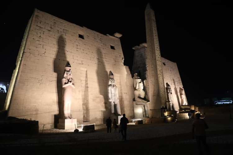 ترميم احد تماثيل رمسيس الثاني بالجهة الغربية لمعبد الاقصر