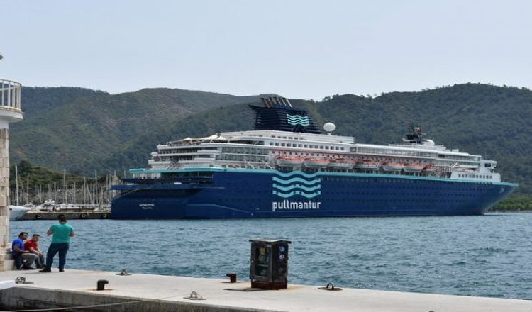 مارمريس التركية تستقبل ألف و500 سائح على متن سفينة سياحية عملاقة
