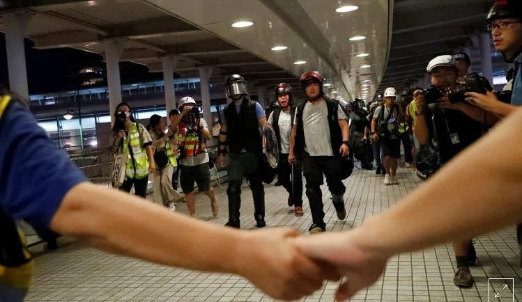 اضطرابات بمطار هونج كونج وتوتر يسود البلاد بعد اشتباكات مطلع الأسبوع
