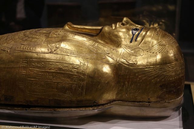 الولايات المتحدة تعيد تابوتًا فرعونيًا من الذهب كان مسروقًا إلى مصر