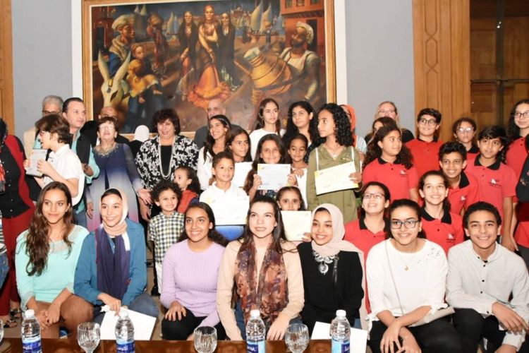 وزيرة الثقافة تسلم جوائز الدورة التاسيسية من بينالي القاهرة الدولي لفنون الطفل