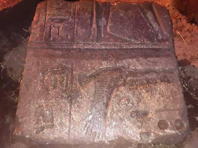 الآثار تكتشف كتل أثرية ضخمة مغمورة فى المياه الجوفية بالقرب من معبد الإله بتاح بمنطقة ميت رهينة