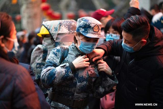 حكومة الصين ترسل 450 من العاملين الطبيين العسكريين إلى مدينة ووهان لمكافحة فيروس كورونا الجديد