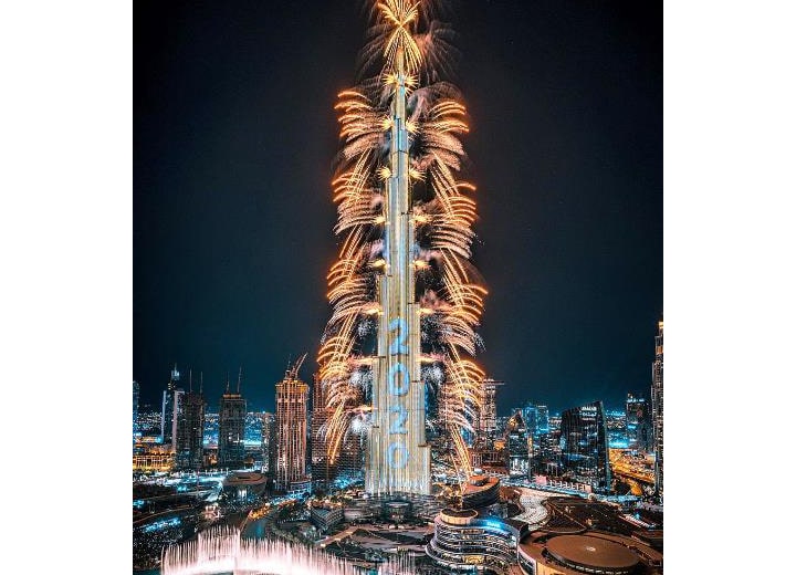 بالفيديو  : برج خليفة السياحي يبهر العالم بعرضٍ مذهل في وسط مدينة دبي بمناسبة رأس السنة الجديدة2020