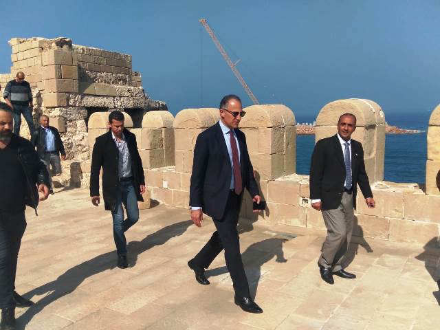 السفير الأمريكي يزور قلعة قايتباي بالإسكندرية مشيدا بمظهرها الحضاري كأحد أشهر المواقع الأثرية الحربية