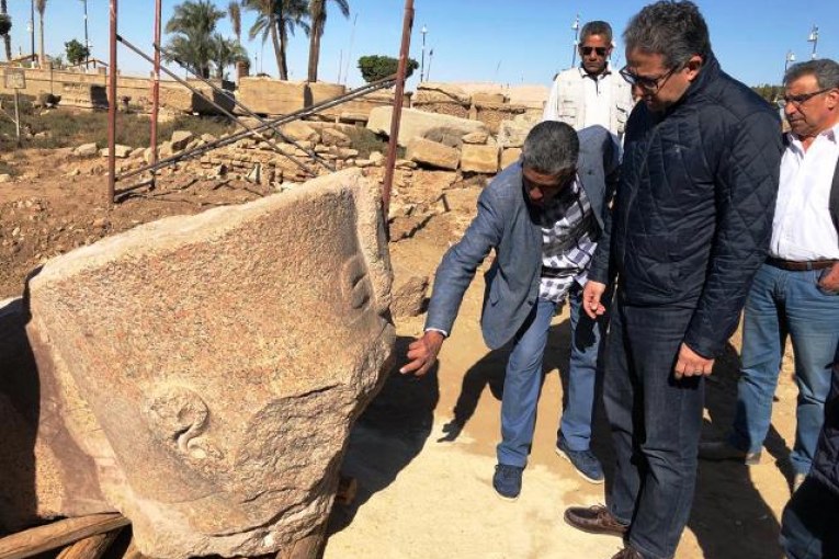 د.العناني وزير سياحة مصر يتفقد أعمال مشروع الهوية البصرية بمعابد الأقصر والكرنك