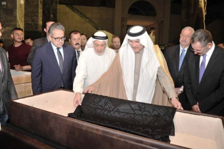 الوزير " العناني " يتسلم من سفير السعودية بالقاهرة قطعة من كسوة الكعبة المشرفة هدية للمتحف المصري بالعاصمة الإدارية