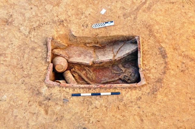 الكشف عن ٨٣ مقبرة بمنطقة آثار كوم الخلجان بمحافظة الدقهلية