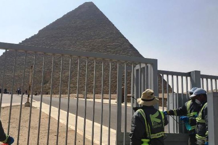 كورونا و آثار الهرم : سياحة مصر تنفذ عملية تعقيم وتطهير المنطقة الآثرية بالكامل