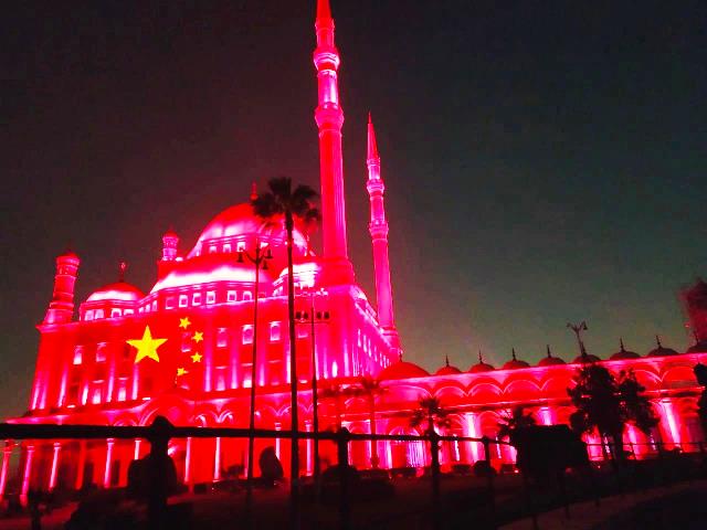 مصر تتضامن مع الصين باللون الأحمر علي بعض أهم واجهات تراثها الأثري ضد وباء فيروس كورونا