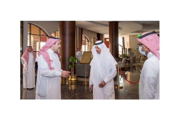 وزير سياحة السعودية يتفقد الفنادق ومرافق الإيواء للتأكد من جاهزيتها لحالات الحجر الصحي