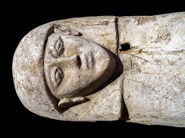 العثور على مومياء امرأة في تابوت خشبي بمقبرة جحوتي وعدد من القلائد بمنطقة ذراع أبوالنجا بالأقصر