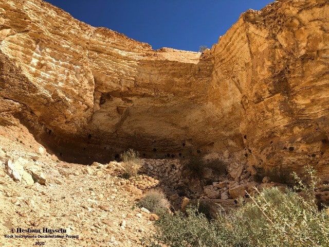 العثور علي كهف آثري بداخله مجموعات فريدة من المناظر المنحوتة في الصخر بوادي الظُلمة في شمال سيناء