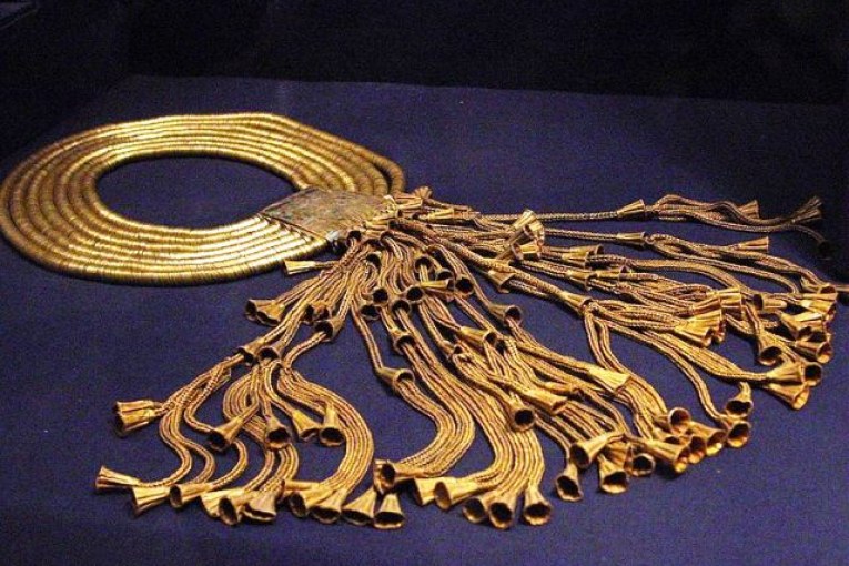الليلة : تعرف على قلادة الجعران المجنح تزن 14 كجم ذهبا خالصا للفرعون الفضي بالمتحف المصري