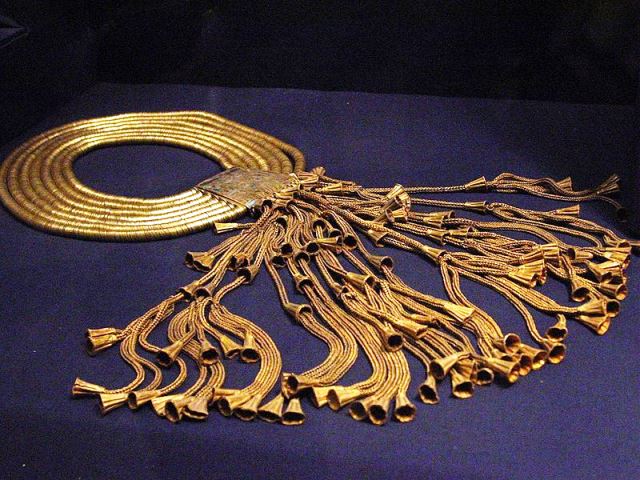 الليلة : تعرف على قلادة الجعران المجنح تزن 14 كجم ذهبا خالصا للفرعون الفضي بالمتحف المصري