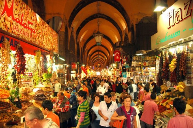 سياحة تركيا تتأهب : بازار اسطنبول يستعد لاستقبال المتسوّقين بعد أول إغلاق منذ ستة قرون