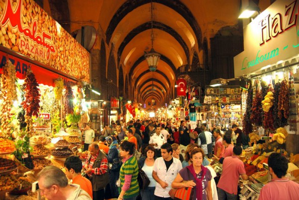 سياحة تركيا تتأهب : بازار اسطنبول يستعد لاستقبال المتسوّقين بعد أول إغلاق منذ ستة قرون