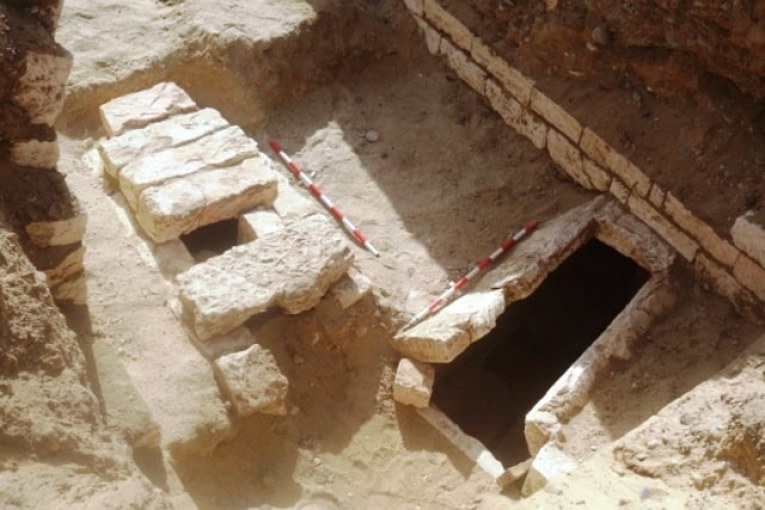 بعثة آثرية مصرية اسبانية تكشف عن مقبرة فريدة في منطقة البهنسا ترجع للعصر الروماني