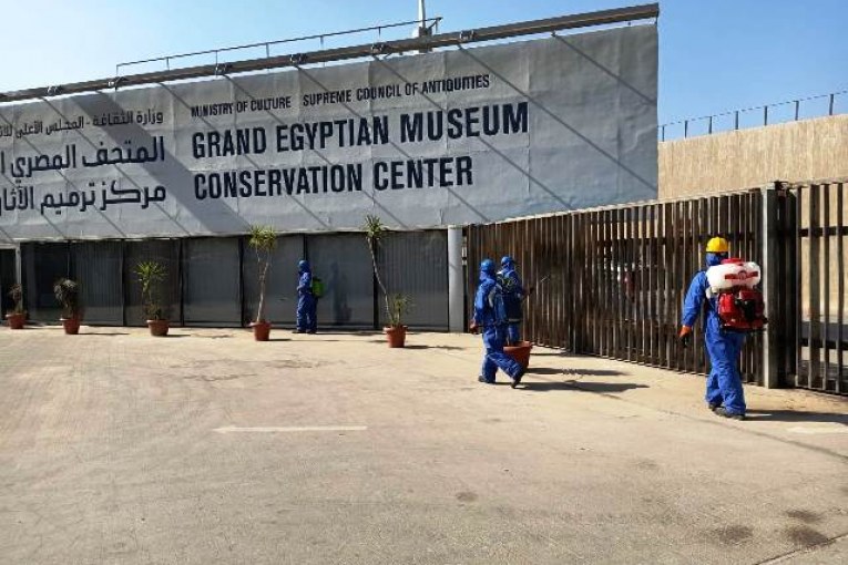 أعمال تطهير وتعقيم المتحف المصري الجديد مستمرة