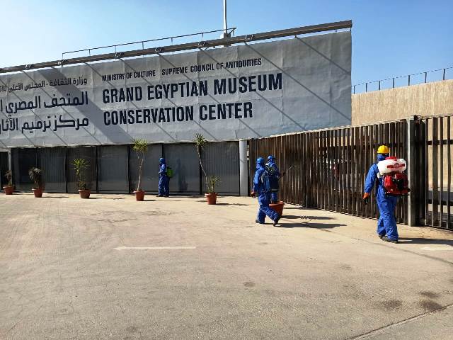 أعمال تطهير وتعقيم المتحف المصري الجديد مستمرة