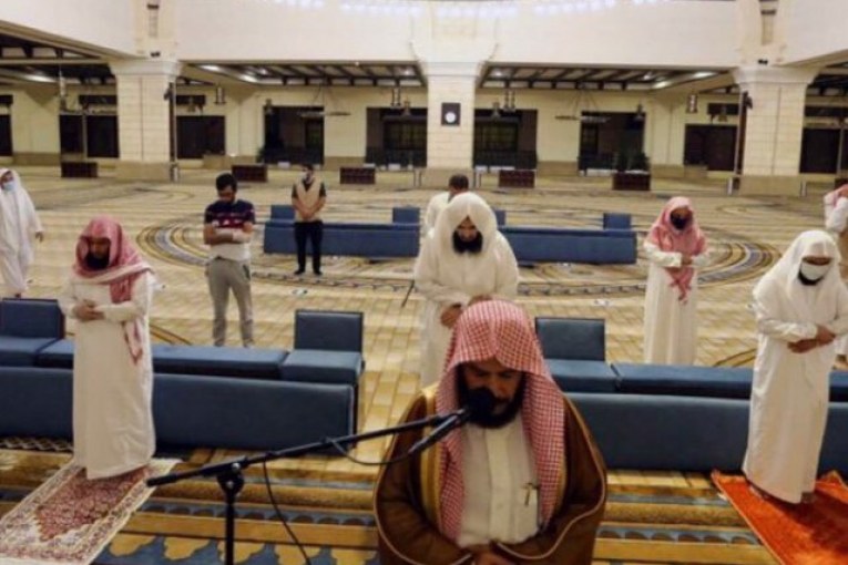 السعودية تقرر فتح " المساجد " قبل آذان الجمعة ب 40 دقيقة تفادياً للتزاحم