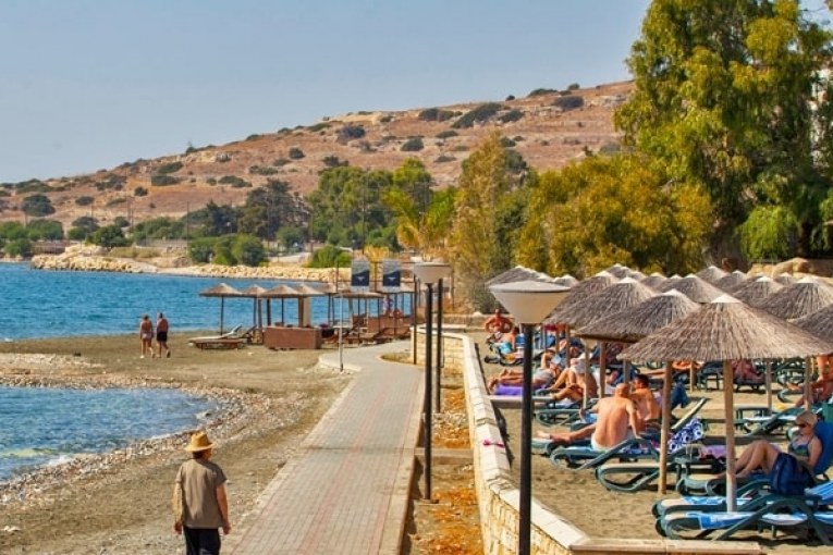 سياحة قبرص تحفز السائحين بتحمل نفقات رحلاتهم وعلاج عائلاتهم اذا أصيبوا ب ” كورونا “