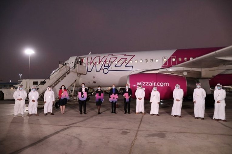 ‫مطار أبوظبي يستقبل أولى رحلات خطوط طيران "ويز إير" القادمة من المجر
