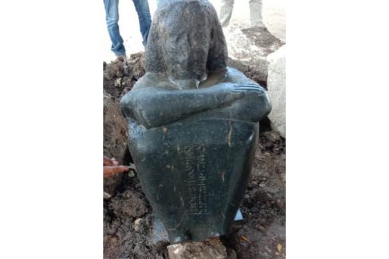 كشف آثري جديد تمثال أحد كهنة الإله حتحور من الجرانيت الأسود بمنطقة ميت رهينة