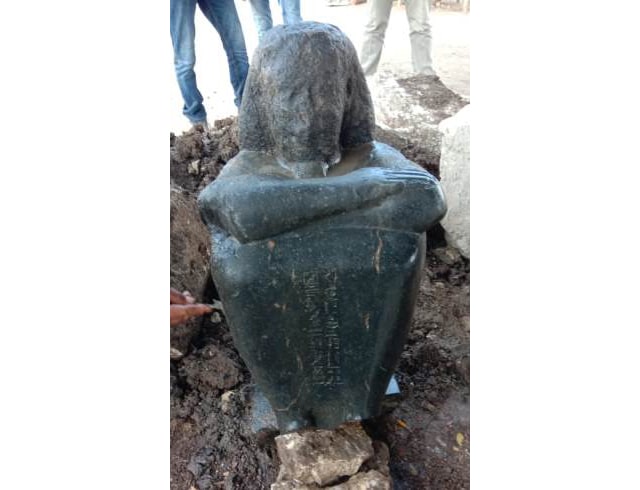 كشف آثري جديد تمثال أحد كهنة الإله حتحور من الجرانيت الأسود بمنطقة ميت رهينة