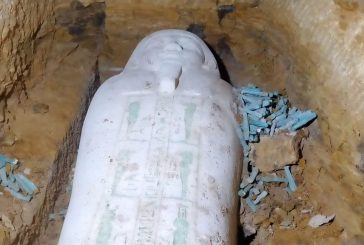 كشف آثري جديد بتونا الجبل - تابوت  حجري وتماثيل اوشابتي من كنوز آثار الغريفة بمحافظة المنيا