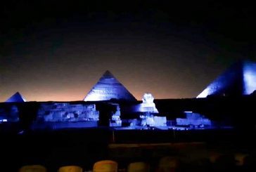 إضاءة أهرامات الجيزة و أبو الهول باللون الازرق السماوي في ذكري إنشاء الأمم المتحدة
