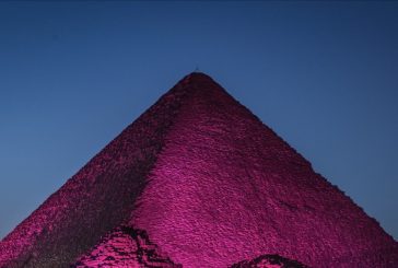 حدث في مصر : الصوت والضوء تضئ الاهرامات لدعم مرضى السرطان